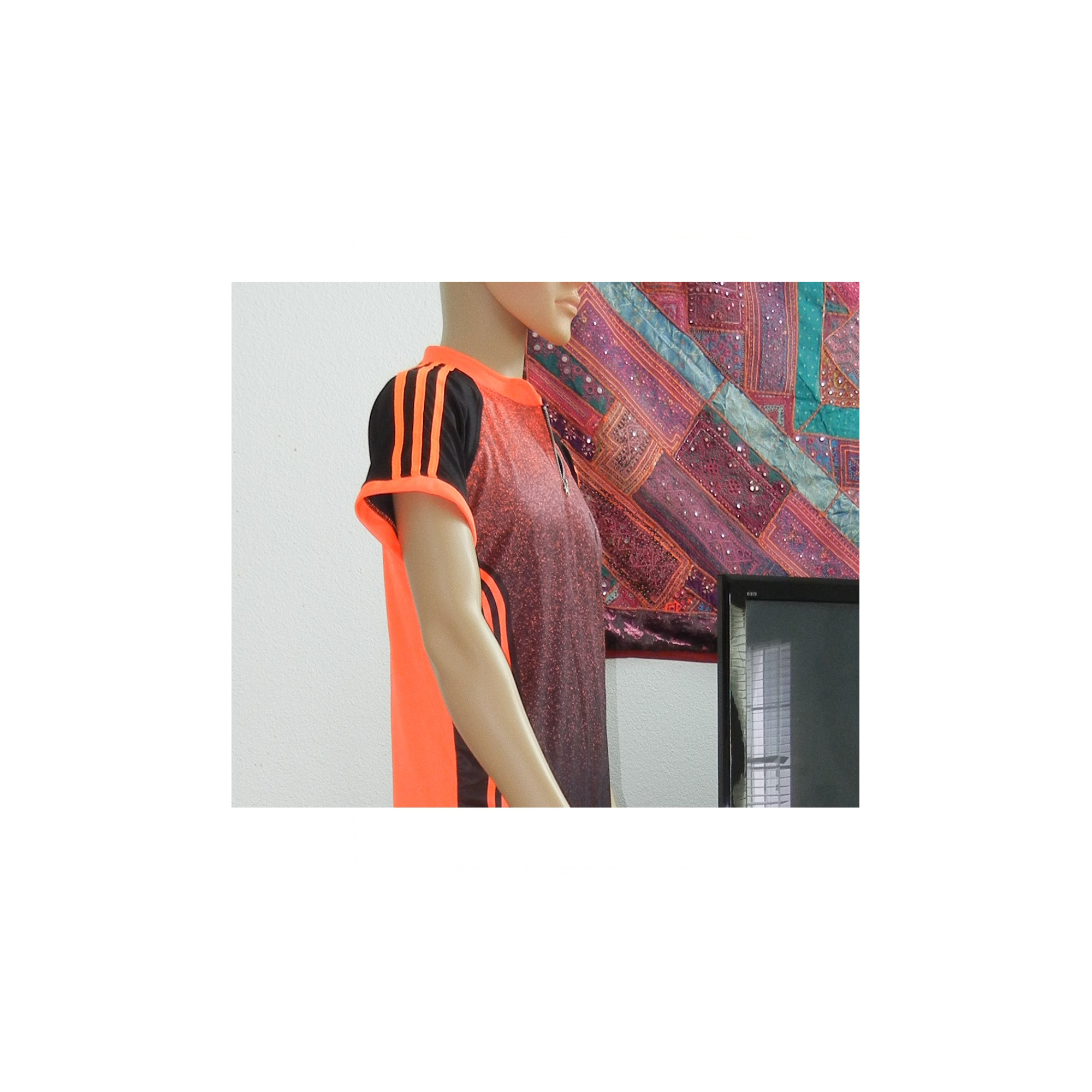 Camiseta Para Hombres Cuello Henley Cuarto Cremallera Color Sublimado Degradado Naranja y Negro - Imagen 14 de 27