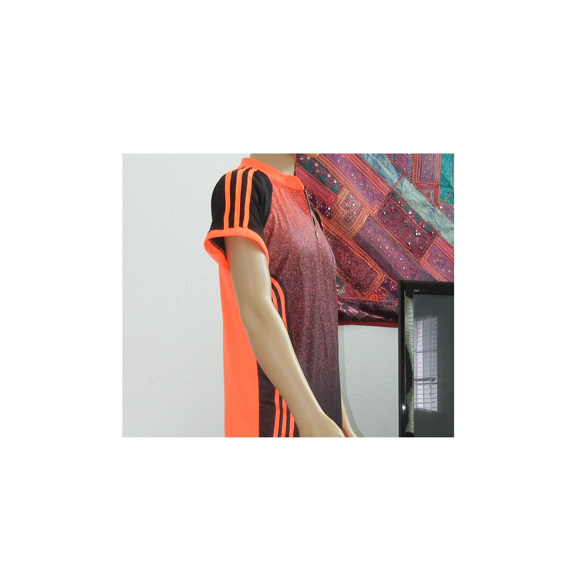 Camiseta Para Hombres Cuello Henley Cuarto Cremallera Color Sublimado Degradado Naranja y Negro - Imagen 16 de 27